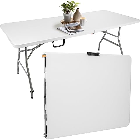 Mesa plegable FoldEase montada con planta y libros, y plegada con asa de transporte